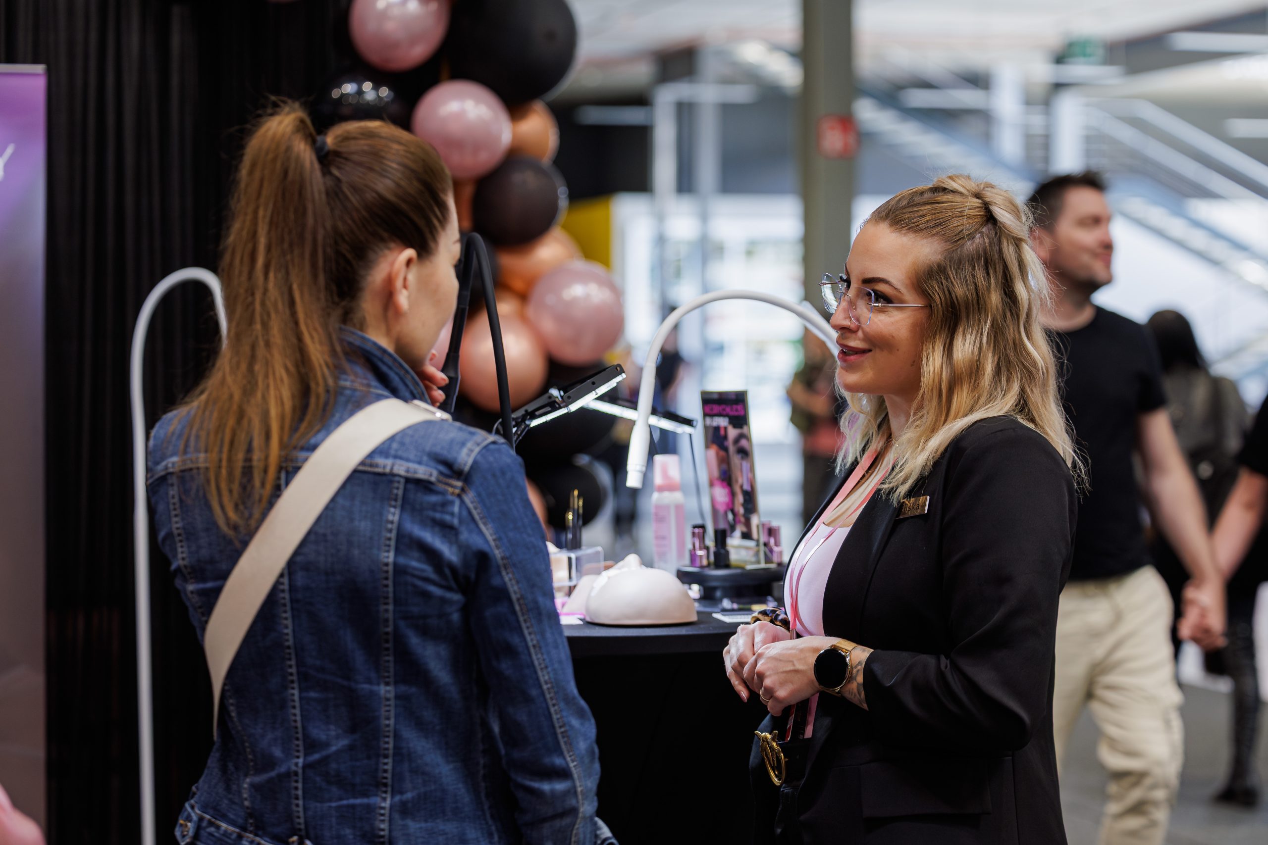 Eliška při přednášce na workshopu LB Ellie Academy